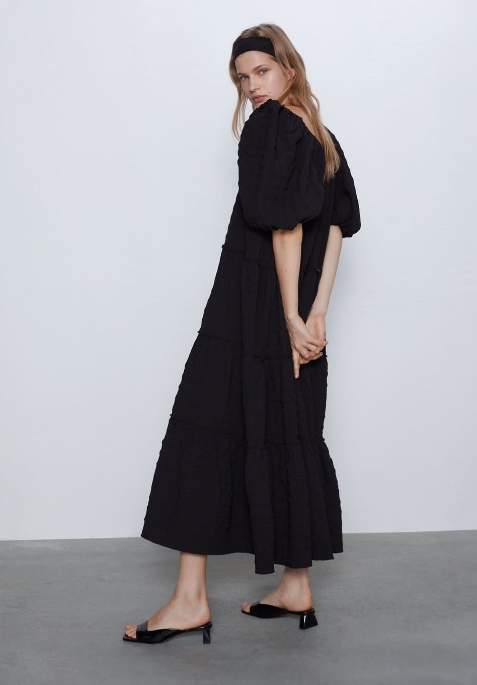 Vestido de cuello redondo amplio y manga farol. Un best seller de la nueva colección de Zara. (49,95 euros).