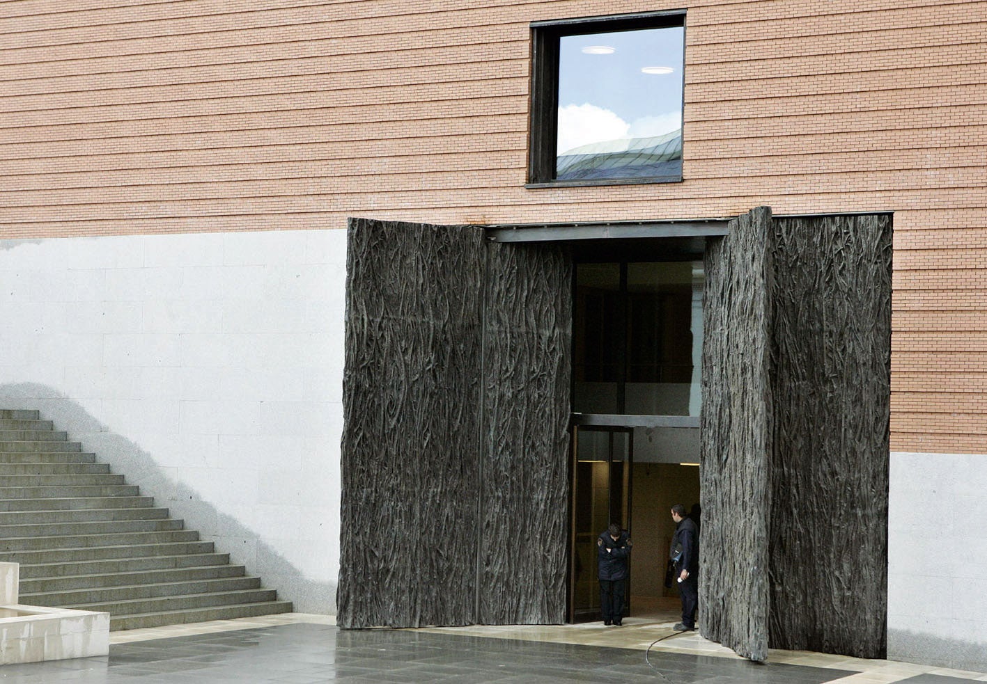 Escultora y Premio Nacional de Artes Plásticas, es la única española viva que se puede ver en el Prado: Portón-Pasaje da la bienvenida a la ampliación de la pinacoteca.