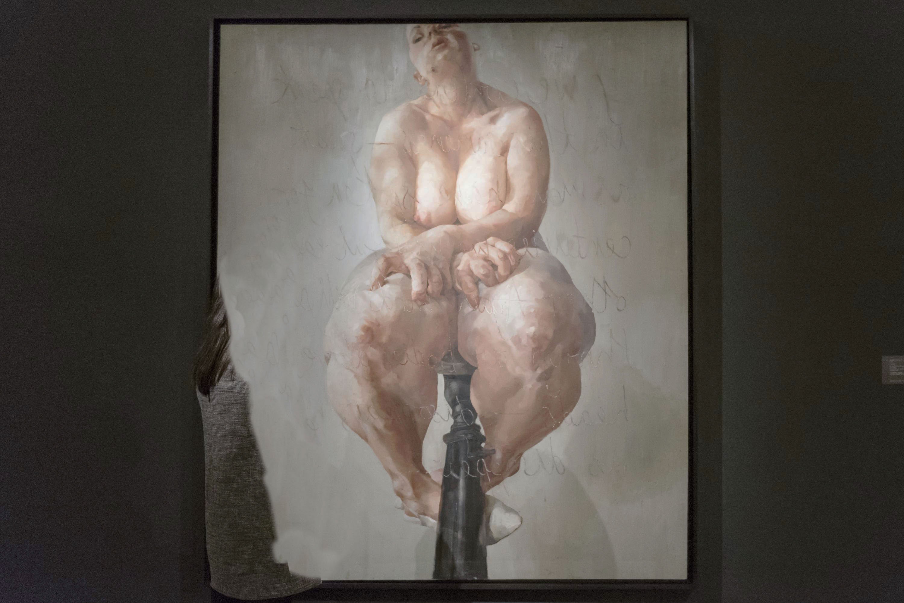 Conocida por sus monumentales cuadros de desnudo femenino, ha batido récords: Sotherby’s vendió su obra Propped [Apoyada] por 10,8 millones de euros, el precio más alto pagado en subasta a una artista viva.
