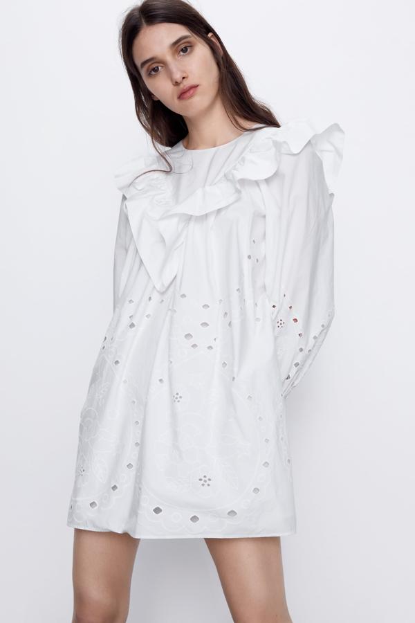 Vestido corto de cuello redondo y manga larga. Detalle tejido perforado bordado combinado a tono. Forro interior. Cierre en espalda con abertura y botones forrados.