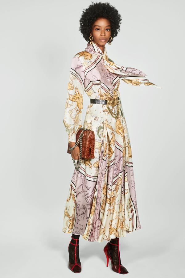 Vestido fluido de cuello redondo y solapa tipo pañuelo con manga larga. Bolsillos laterales ocultos