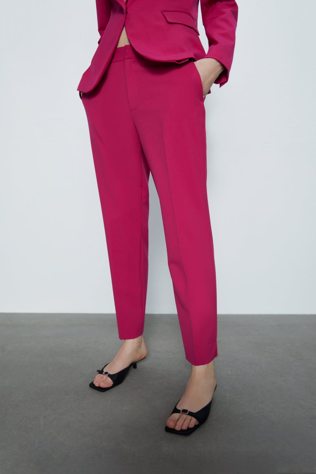 De tiro medio, con bolsillos delanteros y bajo con aberturas laterales. Pertenece a la colección sostenible de Zara, Join Life, y cuesta 19,95 euros. Está disponible entre las tallas 34 y 44.