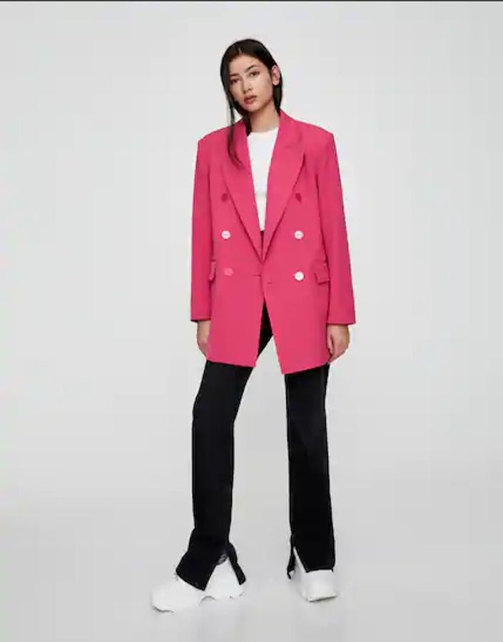 Esta blazer cruzada con botones delanteros a tono y cuello de solapa con muesca es de Pull & Bear y cuesta 35,99 euros. Está disponible entre las tallas XS y L.