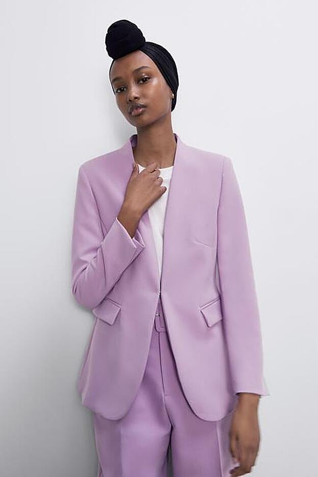 Esta es la blazer de Zara que lleva Laura Matamoros y que tú también te puedes comprar por 39,95 euros.