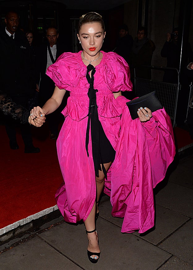 Florence Pugh luce un diseño de Lacroix para Dries Van Noten.