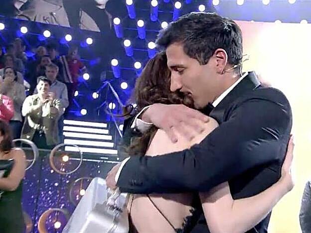 Adara le entrega el maletín de vencedor a Gianmarco y se funden en un abrazo.