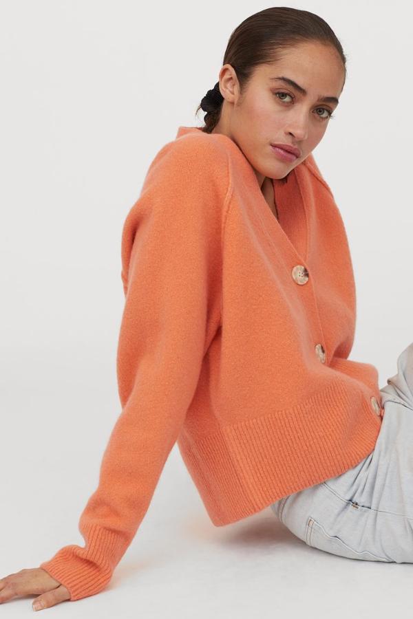 Chaqueta de punto en color naranja de H&M (49,99 euros).