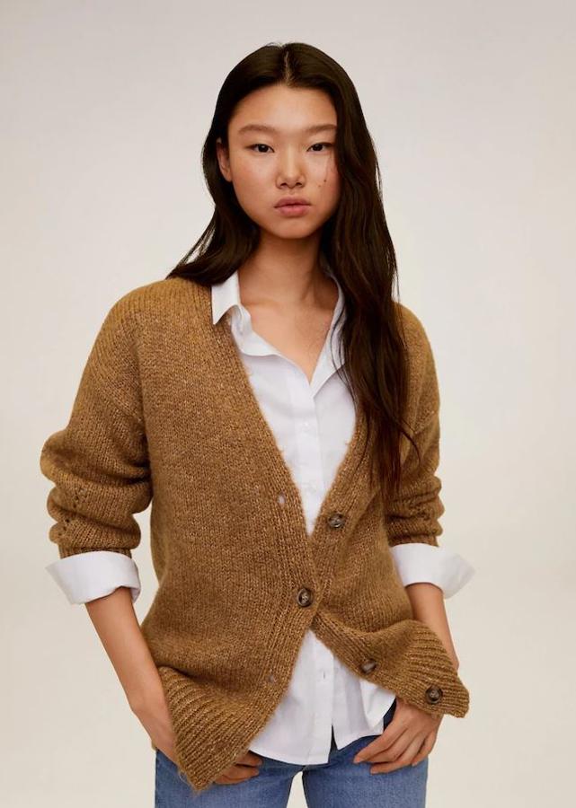 Chaqueta de punto con botones en color camel de Mango (39,99 euros).