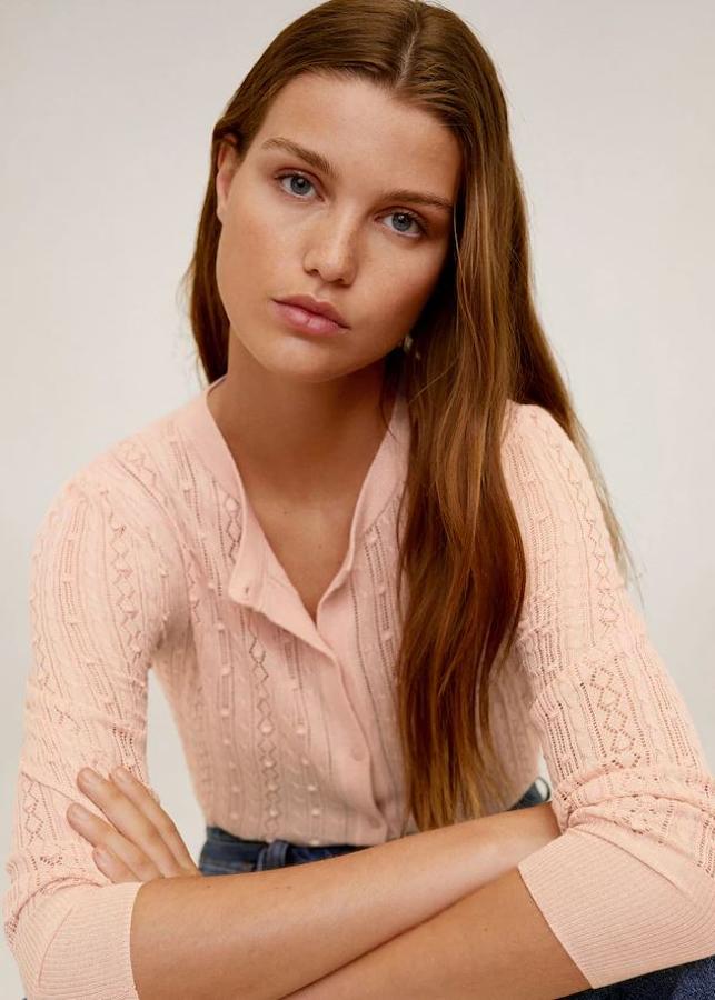 Chaqueta de punto calado rosa bebé de Mango (25,99 euros).