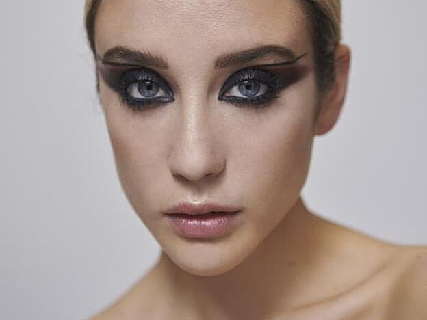 El maquillaje de ojos es uno de los puntos fuerte de Iván Gómez. En la foto: María Pedraza.