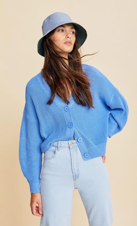 Chaqueta de punto azul de Stradivarius (19,99 euros).