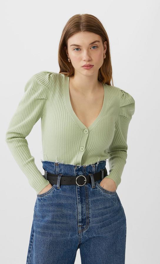 Chaqueta de punto verde de Stradivarius (15,99 euros).