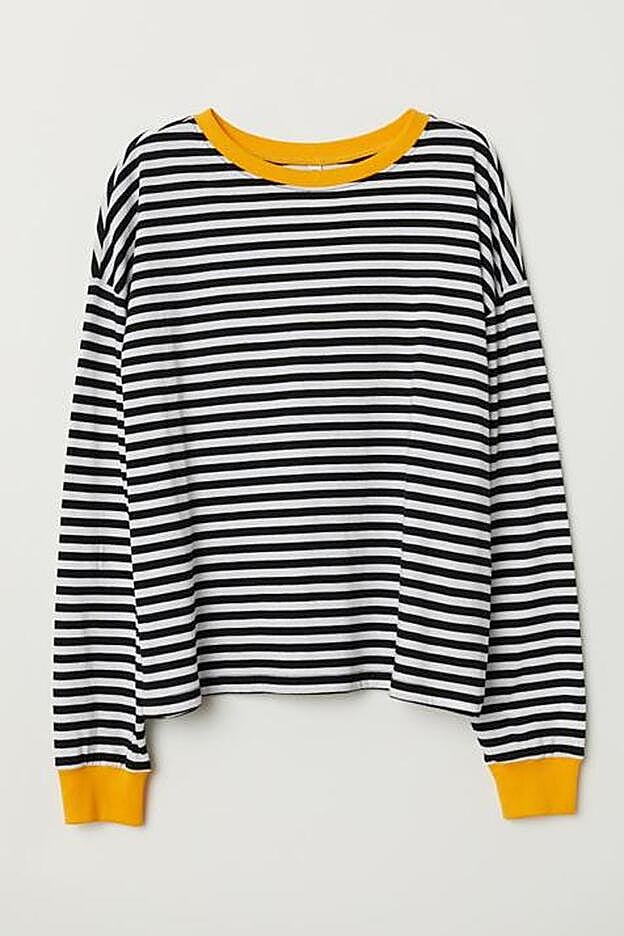 Una versión con las rayas azules y un ribete súper original en amarillo, de H&M.