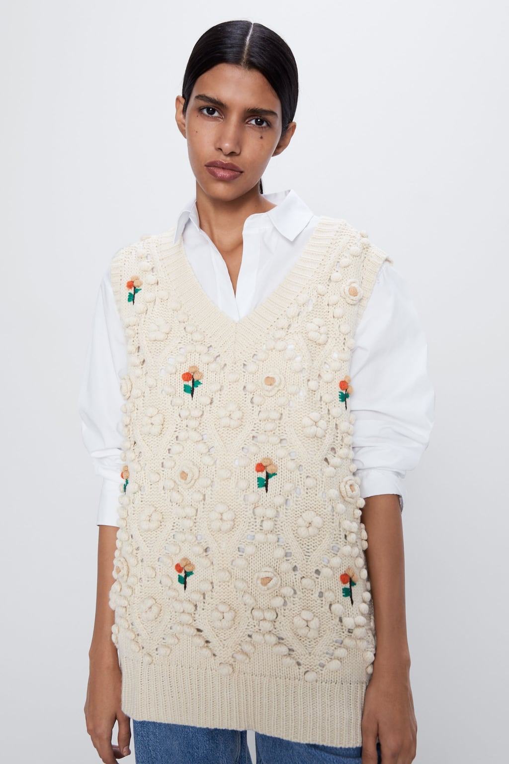 Chaleco de punto con bordado de flores y borlas. (29,95 euros).