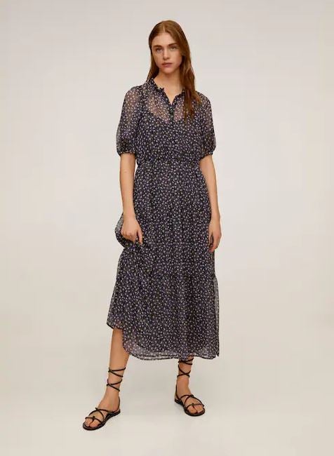 La manga farol triunfa entre los vestidos de flores, y en este de estilo camisero, combinan a la perfección. De Mango. (39,99 euros).