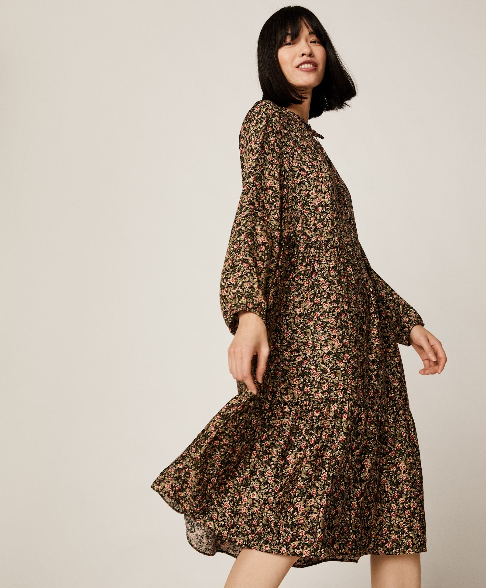 En Oysho podemos encontrar  vestidos para el entretiempo  tan bontios como este midi con estampado de flores y abertura en el escote. (29,99 euros).