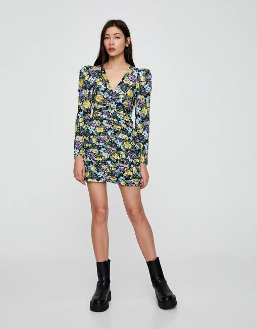 Otro best seller de la firma de Inditex es este de tejido drapeado y escote a pico. (29,99 euros).