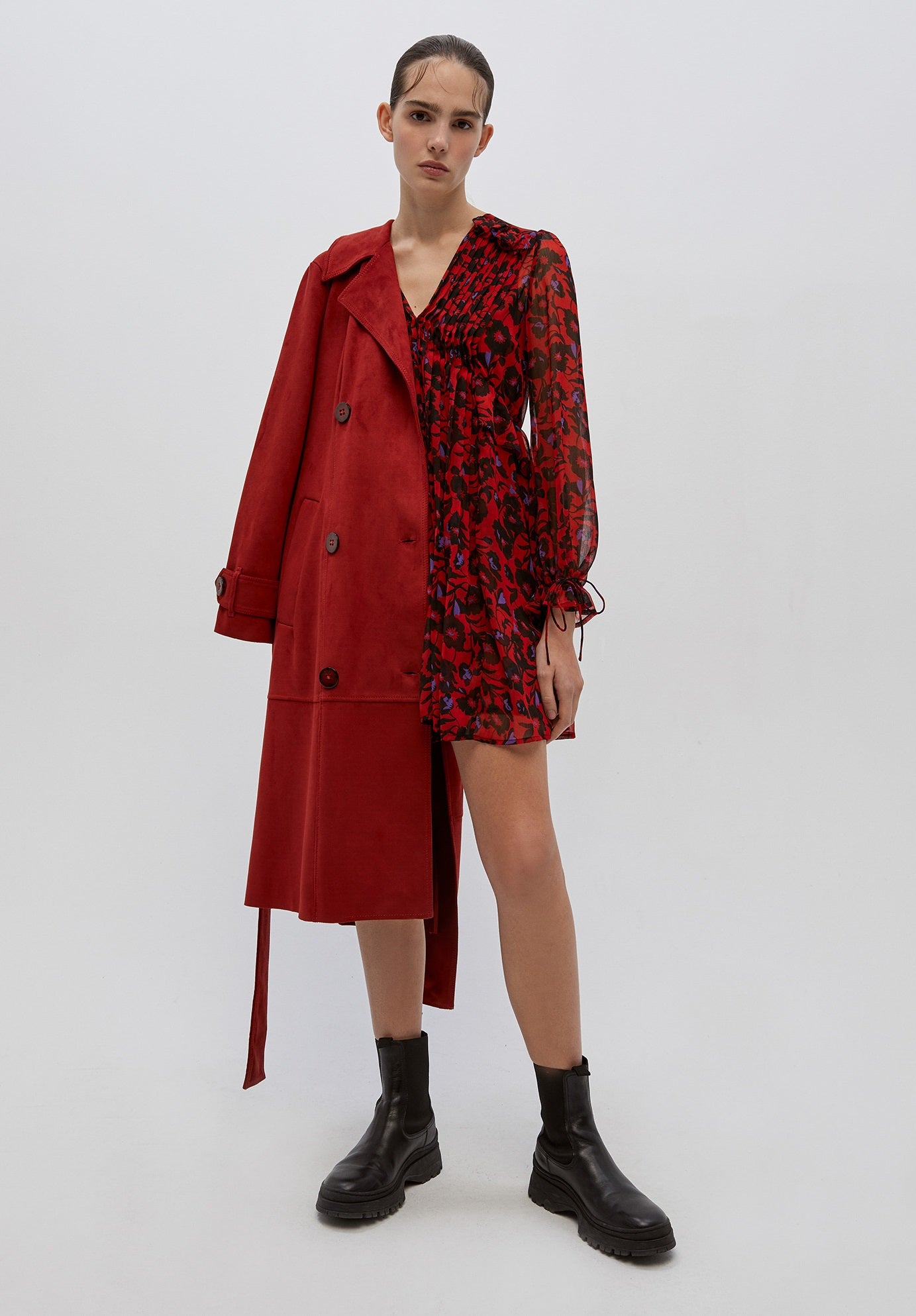 Vestido fluido con flores en tojo rojo de Sfera. (35,99 euros).