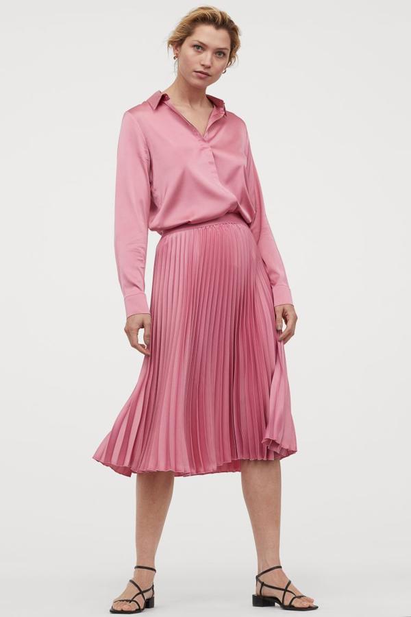 No hay nada más primaveral que los tonos pastel y esta falda de rosa nos hace pensar en mayo y muchas flores automáticamente. Es de H&M, tiene la cintura elástica y cuesta 34,99 euros. En la talla XL se está agotando.