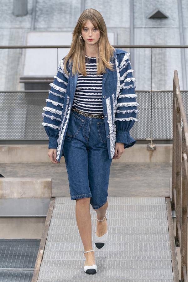 Los opuestos se atraen. Eso es algo que Virginie Viard tiene muy presente en sus colecciones para Chanel. Por eso reconcilia la rigurosidad del denim con la delicadeza de los volantes en una prenda que habla de feminidad en la que se homenajean los códigos estéticos que forjó Coco, gran apasionada de los préstamos del armario masculino.