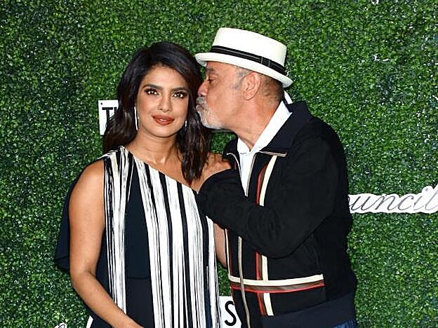 Louboutin posando con Priyanka Chopra.