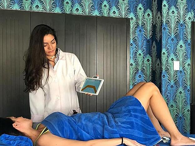 Pilar Rubio y Caroline Correira en consulta.