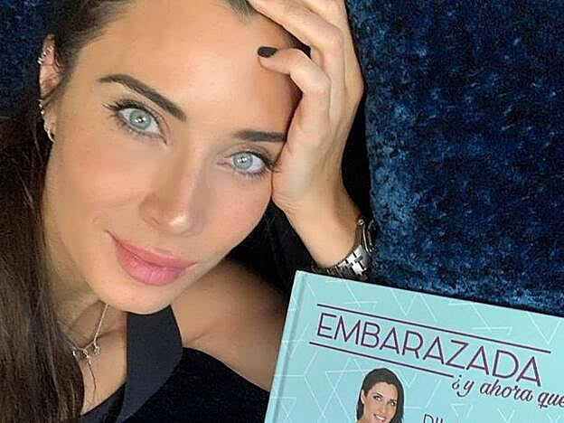 Pilar Rubio con la portada de su libro.