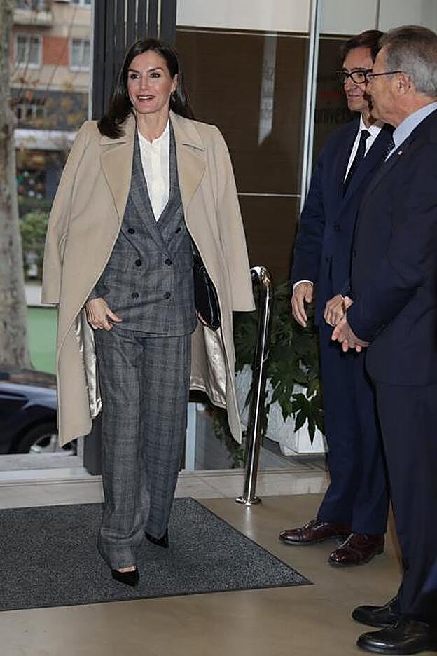 Doña Letizia en enero con el traje de la polémica.