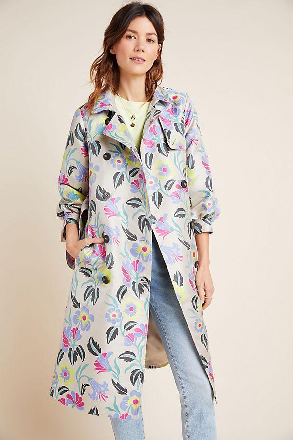 Es la pieza más llamativa de la colección. Una gabardina perfecta para la primavera ya que está entera estampada con los motivos florales tan recurrentes en los diseños de Delpozo. Nos ha gustado porque encaja perfectamente con looks más festivos o con estilismos de diario (275€).