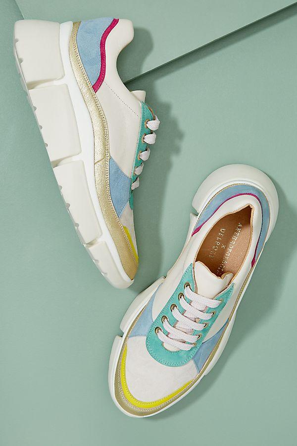 La colección también se une a la tendencia de las zapatillas chunky pero incluyéndolas en el imaginario Delpozo. Con la mezcla de colores suaves que se conjuntan se consigue una zapatilla grandota pero que no pierde la armonía ni la elegancia (140€).