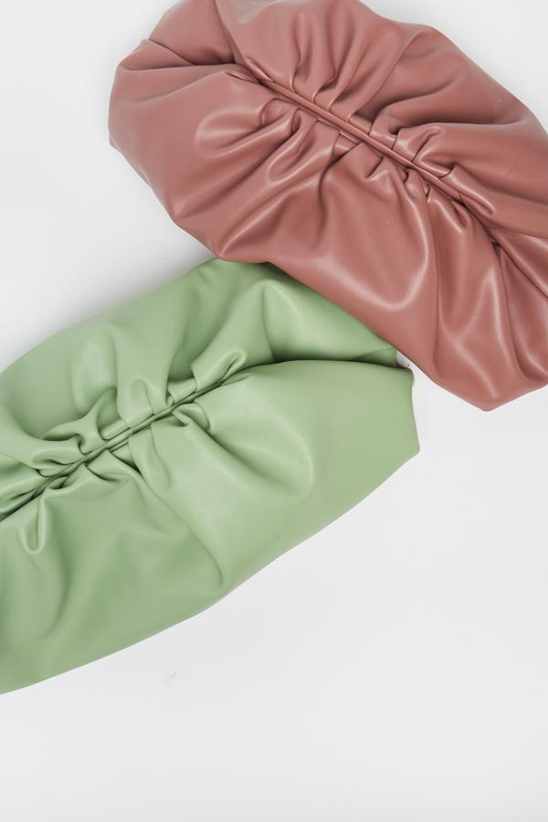 En Sfera podemos encontrar dos versiones diferentes del bolso de mano XXL de Botega Veneta. Una en el tono de la temporada, verde agua, y otra en rosa viejo. Cuesta 19,99 euros y tiene el cierre a presión.