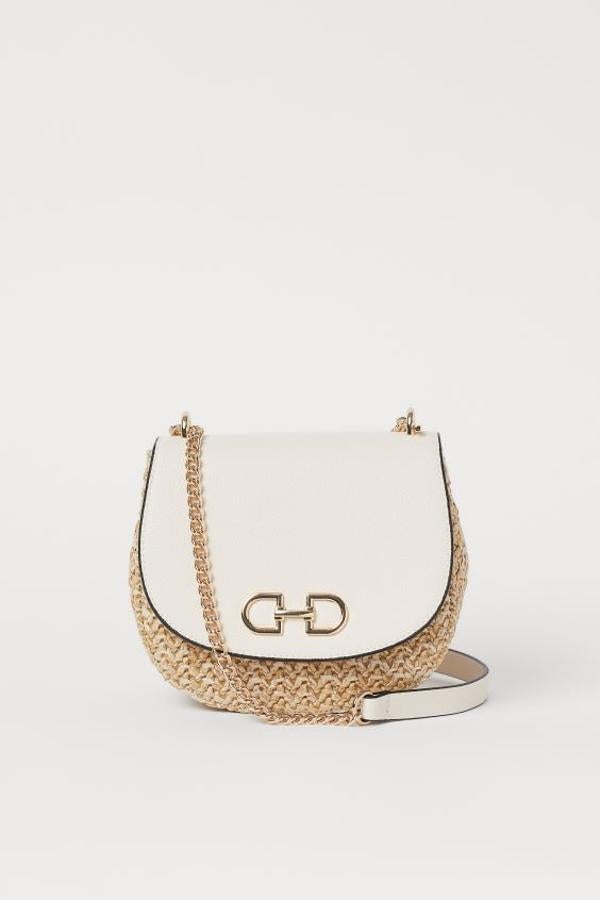 No hay verano sin sus bolsos tipo cesto, y este de H&M es uno de los más bonitos porque viene con solapa beige que combina a la perfección. Cuesta 19,99 euros.