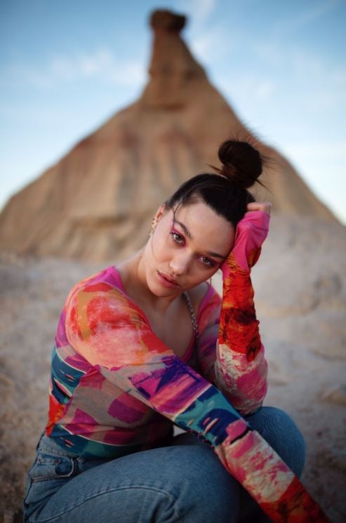 Alba Miró para la nueva colección Studio de H&M. Lleva un top vaporoso entallado en punto fino de mezcla de algodón con escote profundo en U y mangas extralargas.