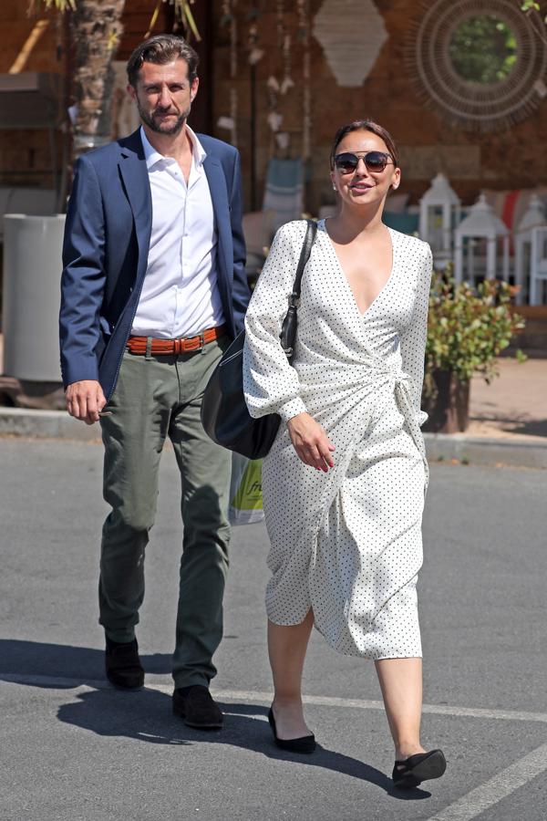 En verano del año pasado conocíamos el compromiso de la cantante con Miguel, un urólogo que le ha devuelto la sonrisa a Chenoa. Poco después, se conocían los detalles: será una boda civil, el próximo 14 de junio en Madrid y Hannibal Laguna será el encargado de diseñar el vestido de la novia. En cuanto a la lista de invitados, sabemos que serán varios los compañeros de OT que acudirán.