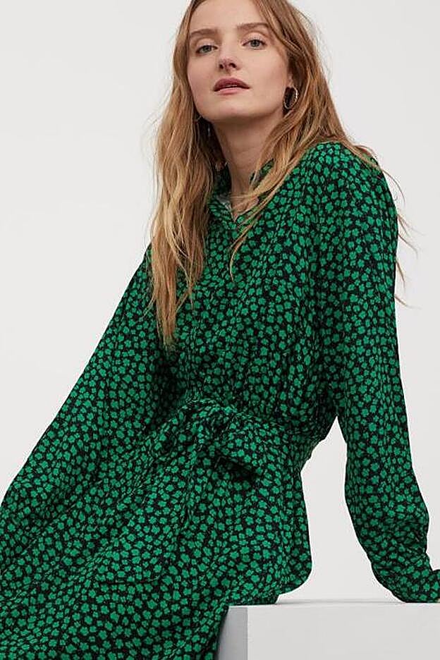 Un práctico vestido camisero en el mismo estampado floral de color verde.
