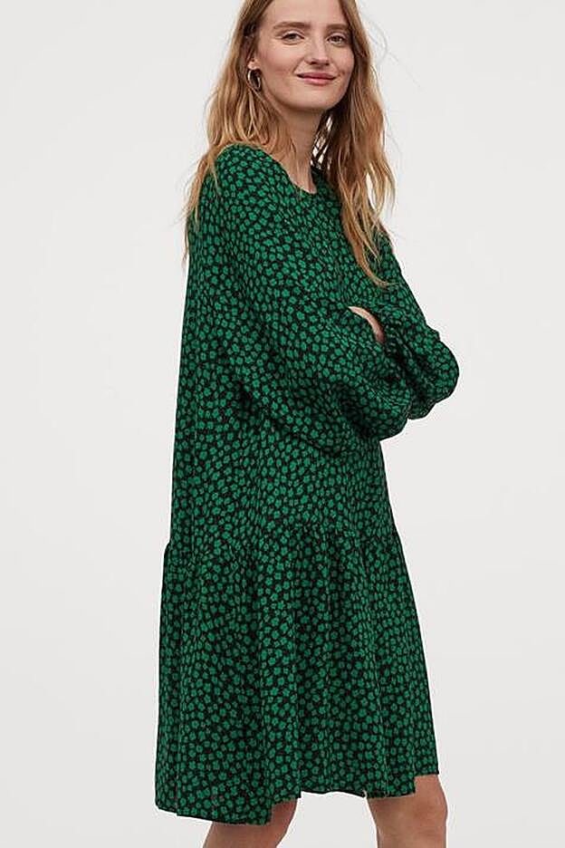 La versión babydoll del vestido camisero, con el mismo estampado floral verde.