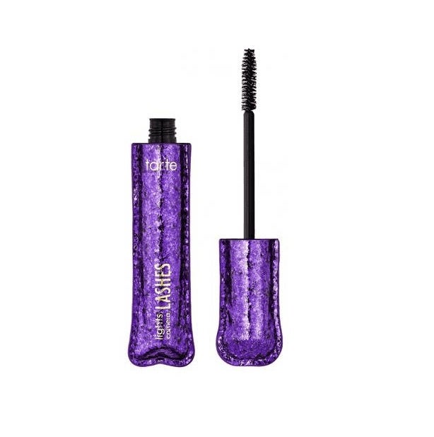 La máscara de pestañas  Lights, Camera, Lashes 4-En-1 de Tarte  es un cosmético superventas que no decepciona gracias a su efecto push up que alarga y voluminiza las pestañas, y a sus ingredientes como el salvado de arroz o los ésteres de aceite de oliva que cuida de ellas. (24,95 euros en Sephora).