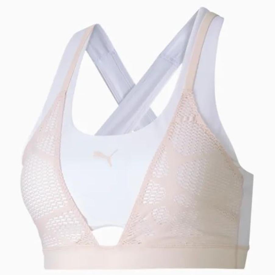 Sujetador deportivo  blanco y rosa perfecto para deportes de impacto bajo. Tiene la espalda cruzada reforzada y sus detalles de encaje (35 euros).