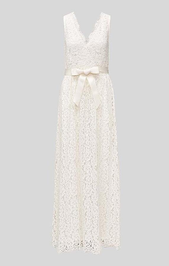 Vestido de novia de encaje con cinta de raso extraíble en la cintura de C&A. Cuesta 99,90 euros.
