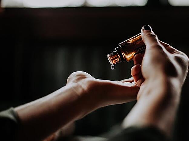 Unas gotas serán suficientes para extender el tratamiento por el rostro.