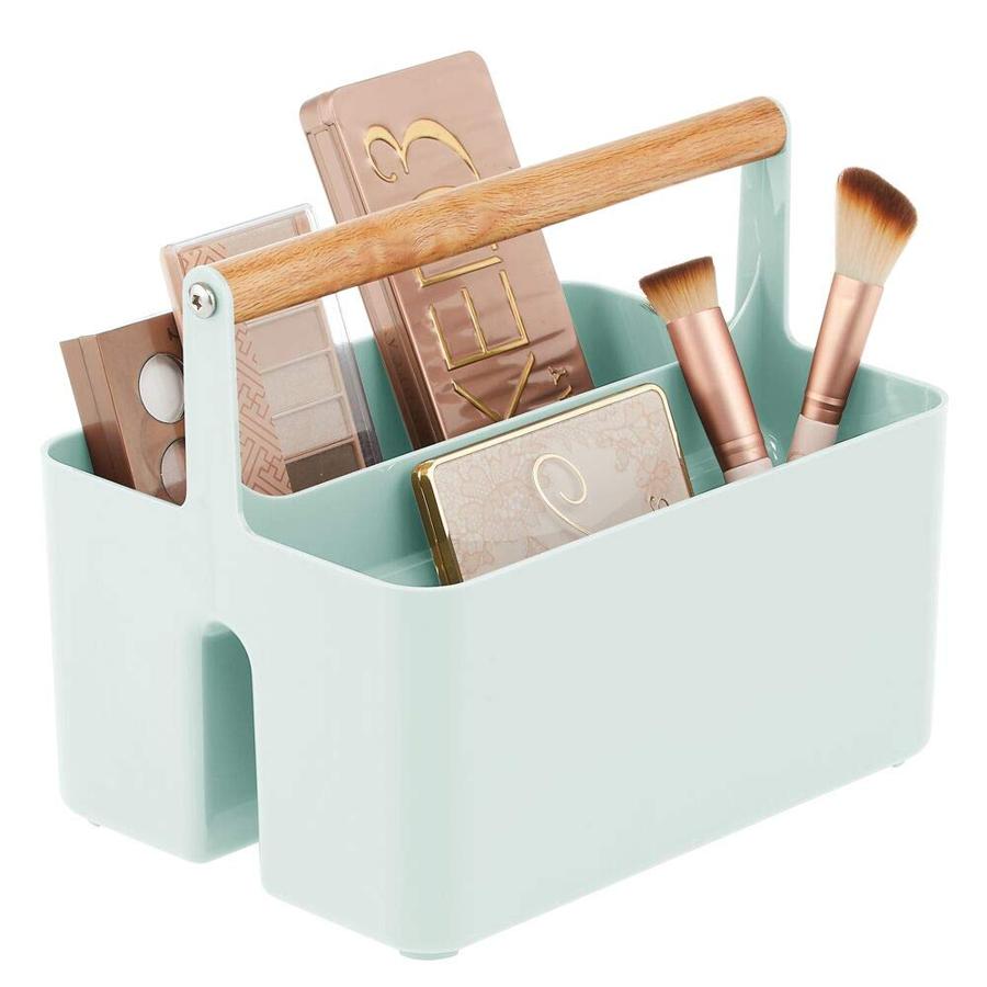Está disponible en seis colores diferentes pero nos quedamos con este verde agua que es tendencia porque le da un aire muy primaveral a este organizador estilo caja de herramientas. Mide 23,9 cm x 17,cm x 19,3 cm, es de mDesign y  en Amazon cuesta 16,76 euros .
