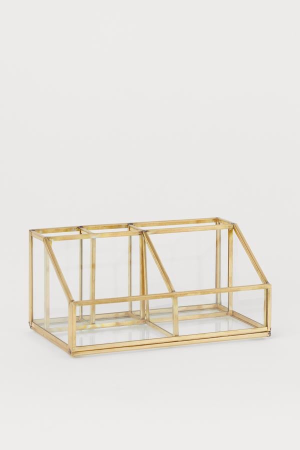 Con marco de metal y laterales en vidrio transparente, este organizador es de H&M y cuenta con dos compartimentos grandes y tres más pequeños. Cuesta 19,99 euros.