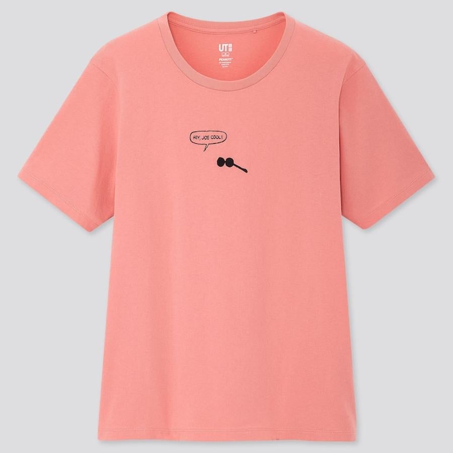 Una de nuestras favoritas es esta en color rosa con un dibujo minimalista en la parte posterior y una viñeta en la parte trasera, sobre el bajo a la izquierda. También cuesta 14,90 euros y está disponible entre las tallas XXS y XXL.