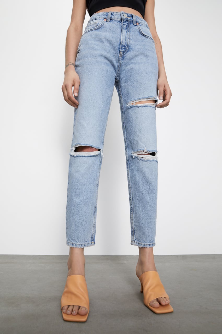 Jeans mom fit con rotos de Zara. (25,95 euros).