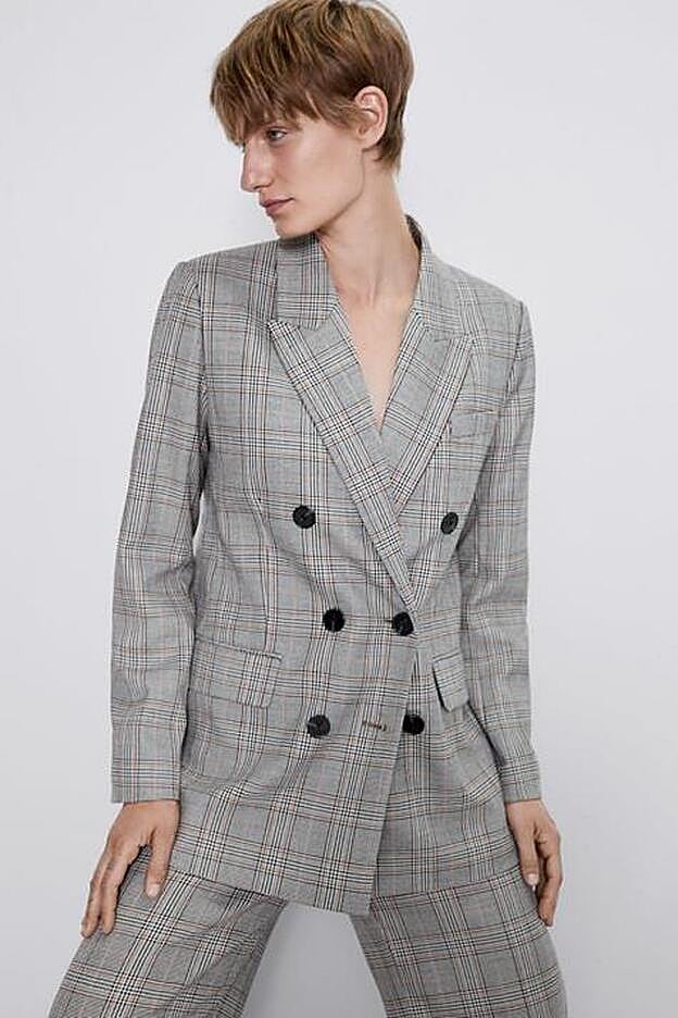 Esta es la blazer de las rebajas de Zara que se parece mucho a la de Nuria Roca y que puedes encontrar por 19,99 euros. Eso sí, échale paciencia y mucha suerte porque on line ya está agotada.