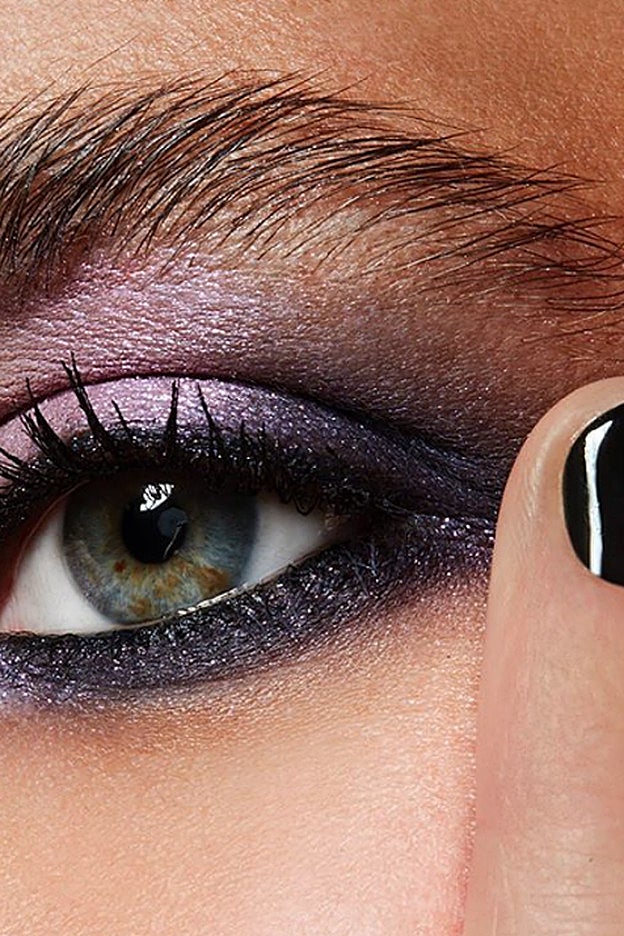 Sí se puede extender las sombras de ojos con los dedos y obtener un resultado impecable.