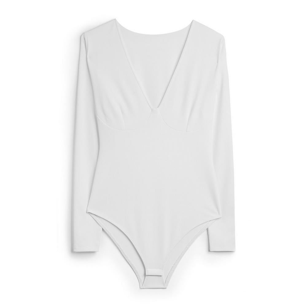 Body blanco con escote a pico para presumir de bronceado en primavera y en verano. (10 euros).