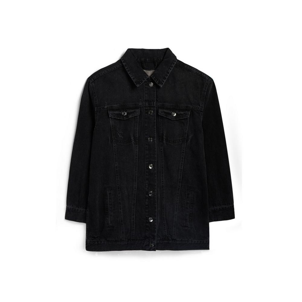 Las chaquetas vaqueras son el mejor aliado para la primavera y Primark tiene la versión en denim negro más favorecedora. Un básico que no te vas a quitar. (19 euros).