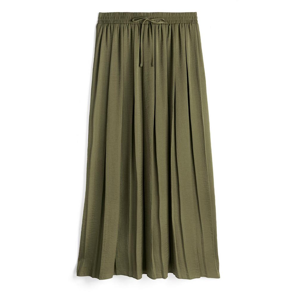 Primark también se ha rendido a la prenda favorita de las que más saben de moda: la falda midi. Esta versión plisada en tono caqui nos ha conquistado. ¡Y solo cuesta 18 euros!