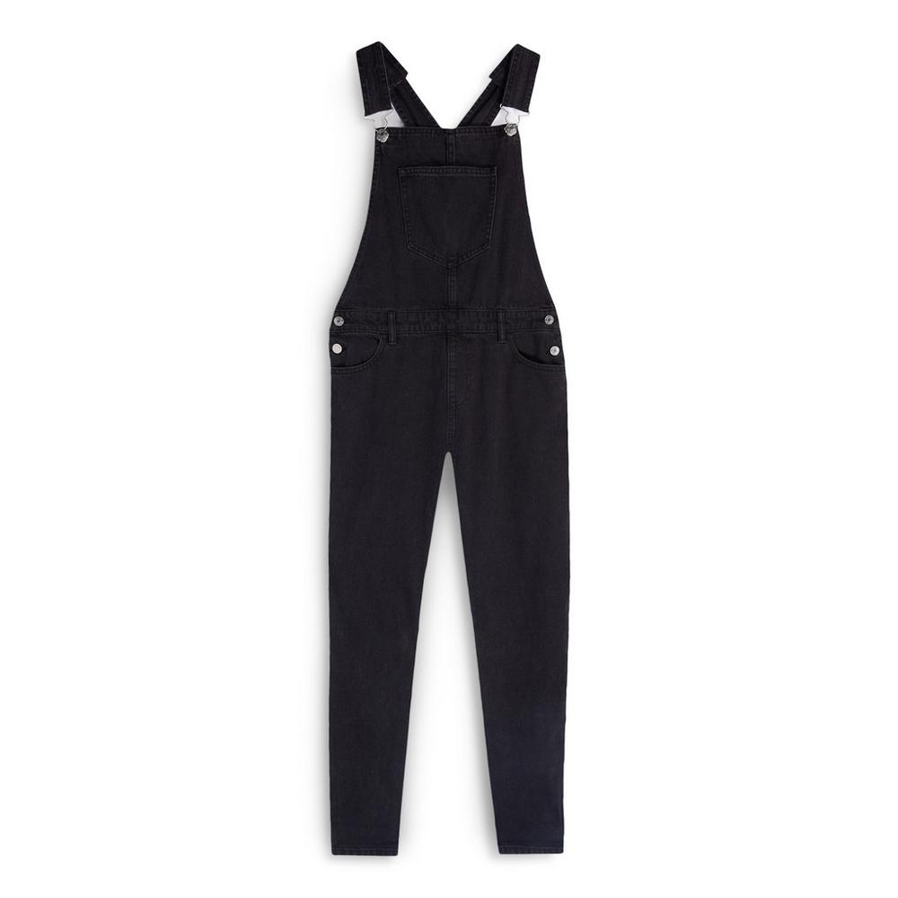 Peto vaquero negro con bolsillo frontal. (21 euros).